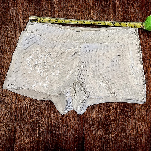 GUESS Solid White Sequin Short Shorts Size: Small - Picture 3 of 9